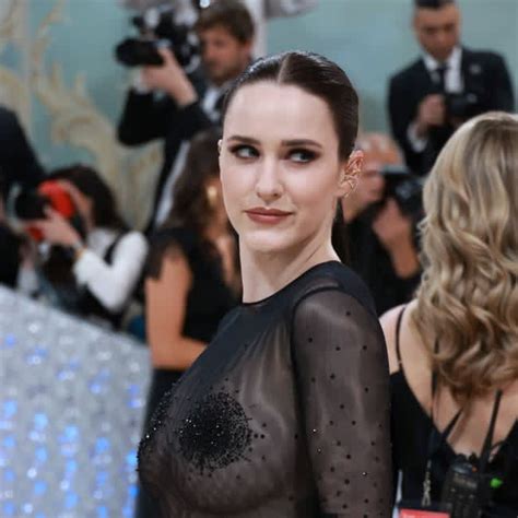 Rachel Brosnahan Frees the Nipple at Met Gala 2023 (Exclusive)。